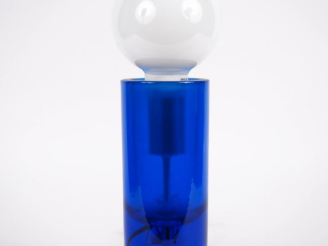 Vente aux enchères DAUM. Lampe en verre bleu, fut cylindrique. Signée. H. 22,5 cm.