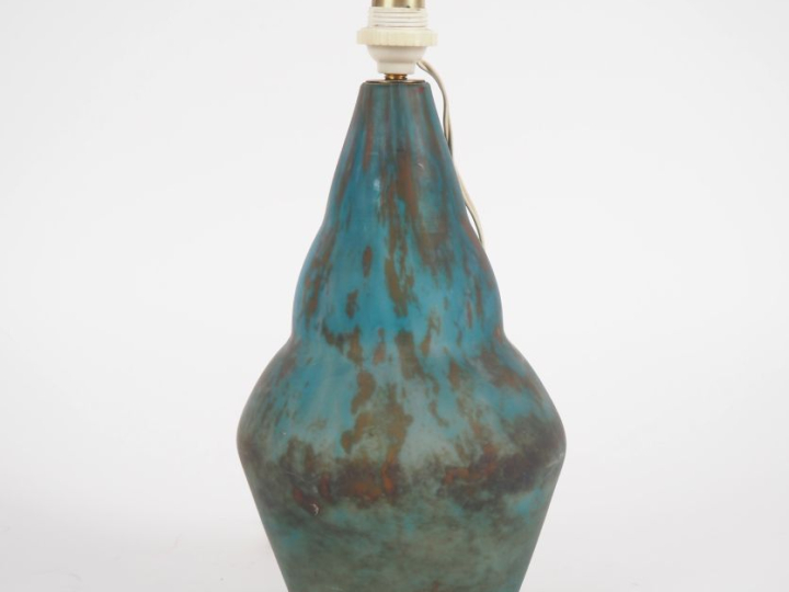 Vase début XXème en verre moucheté, monté en lampe. Signé. H. 25 cm.