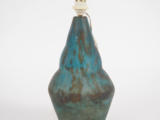 Vente aux enchères Vase début XXème en verre moucheté, monté en lampe. Signé. H. 25 cm.