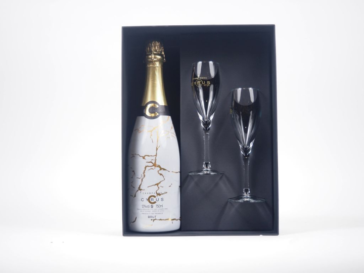 1 COFFRET CHAMPAGNE CYRUS COMPRENANT 1 BOUTEILLE ET 2 VERRES 