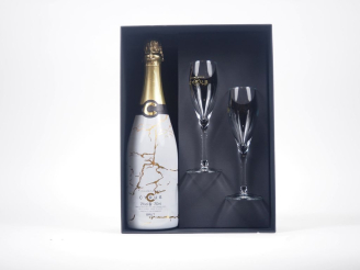 Vente aux enchères 1 COFFRET CHAMPAGNE CYRUS COMPRENANT 1 BOUTEILLE ET 2 VERRES 