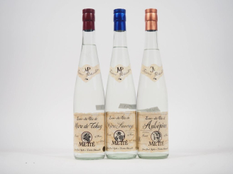 Vente aux enchères 3 BOUTEILLES JEAN PAUL METTÉ : 1 EAU DE VIE DE MARC DE TOKAY/1 MURE SA