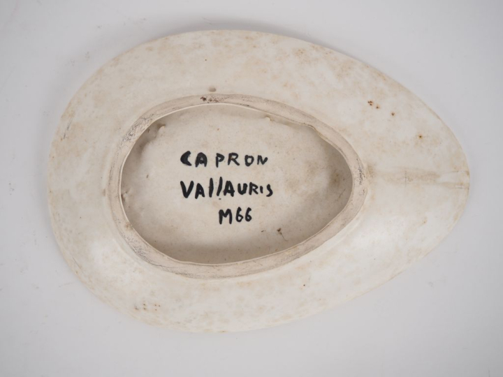 Roger CAPRON. Coupe en céramique polychrome à décor de caducée. Signé 