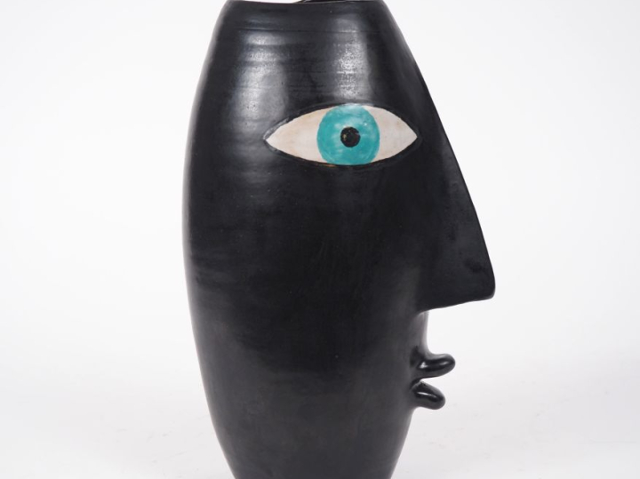 Ecole française XXème. "Pichet visage" en céramique polychrome sur fon