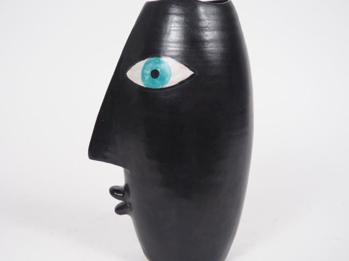 Ecole française XXème. "Pichet visage" en céramique polychrome sur fon