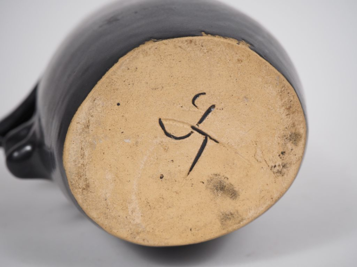 Ecole française XXème. "Pichet visage" en céramique polychrome sur fon