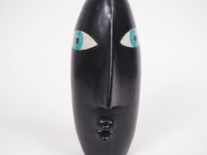 Ecole française XXème. "Pichet visage" en céramique polychrome sur fon