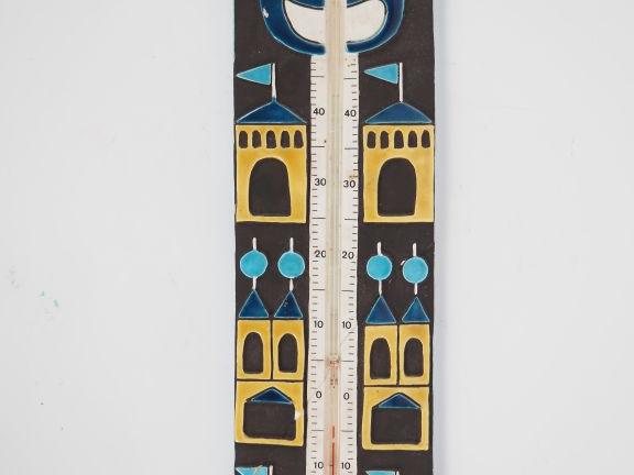 MITHE ESPELT. Thermomètre en céramique polychrome à décor d'oiseau. Di