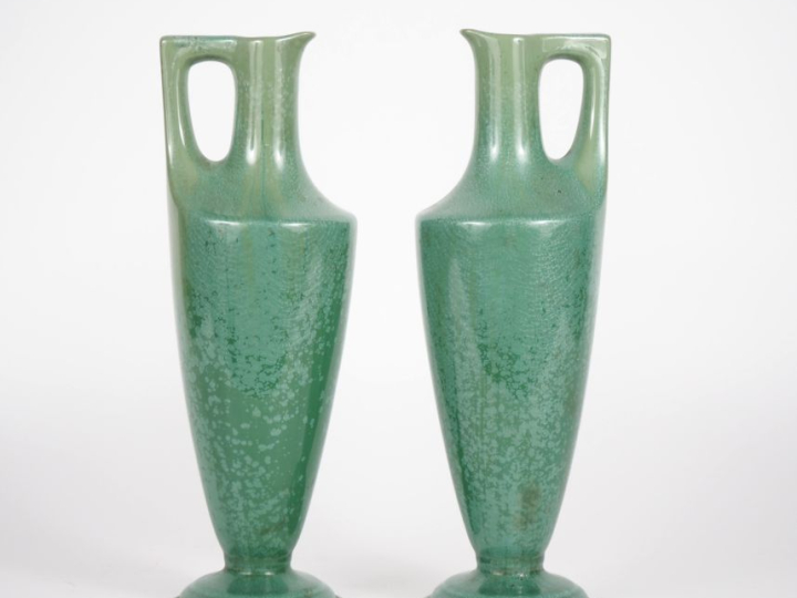 SARREGUEMINES. Paire de vases en céramique verte en forme de verseuses
