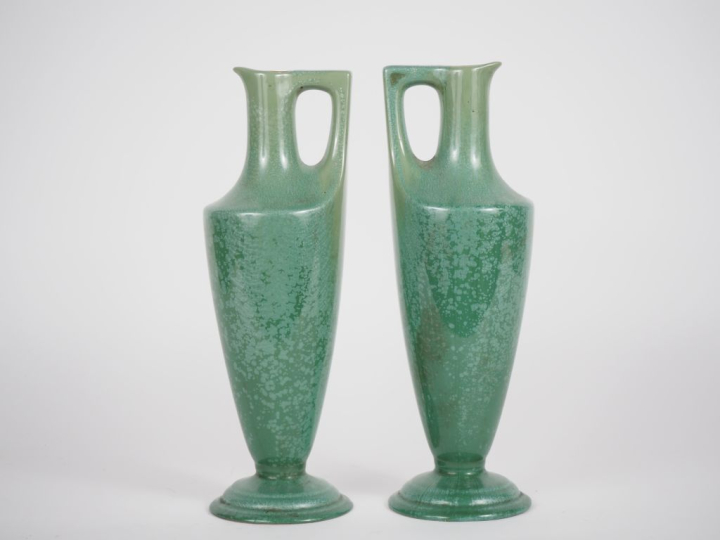 SARREGUEMINES. Paire de vases en céramique verte en forme de verseuses