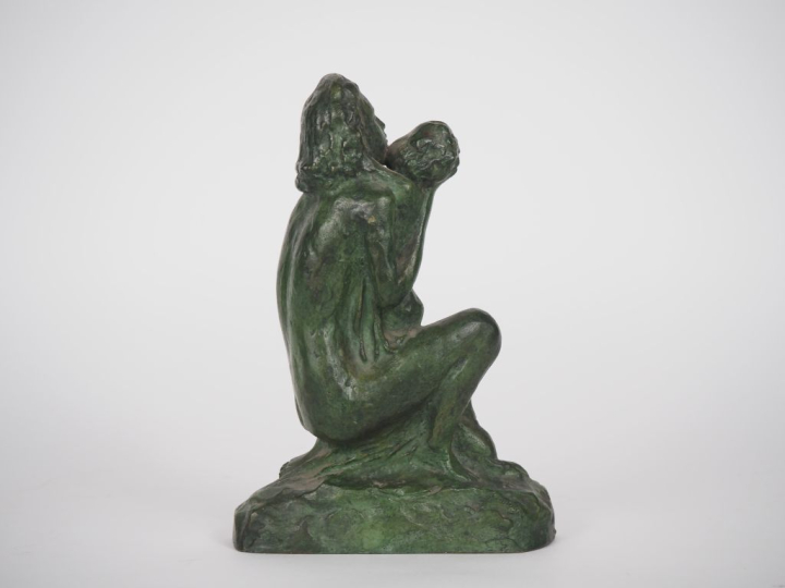 Ugo CIPRIANI. "Maternité". Sujet en bronze à patine verte. Signé. H. 2