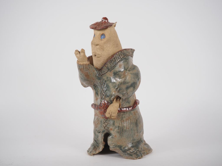 Ecole moderne. "Personnage au bras levé". Sculpture en terre vernissée