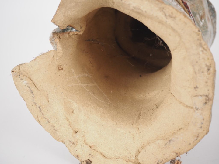 Ecole moderne. "Personnage au bras levé". Sculpture en terre vernissée