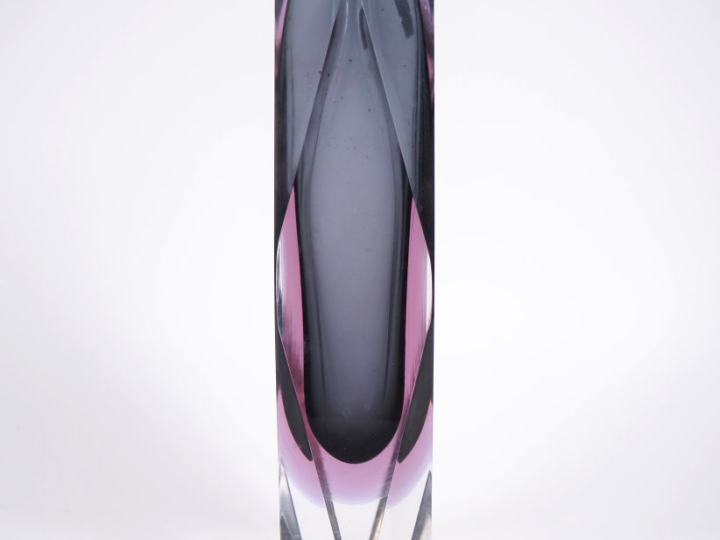 Vase en verre de Murano en cristal bicolore à décor géométrique. H. 30