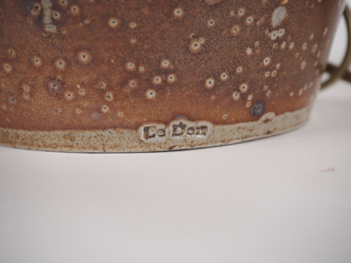 LE DON. Vase boule en céramique polychrome à décor abstrait. Dim. 13,5