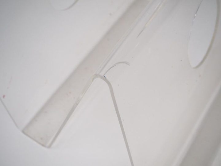 Porte revues années 70 en plexiglass, à deux compartiments. Dim. 29 x 