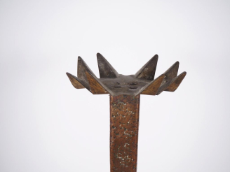 Vente aux enchères Cendrier moderniste en bronze se terminant en forme de fleur épanouie.