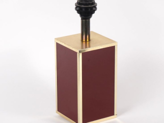 Vente aux enchères Lampe moderne en laiton doré sur fond rouge. H. 34 cm.
