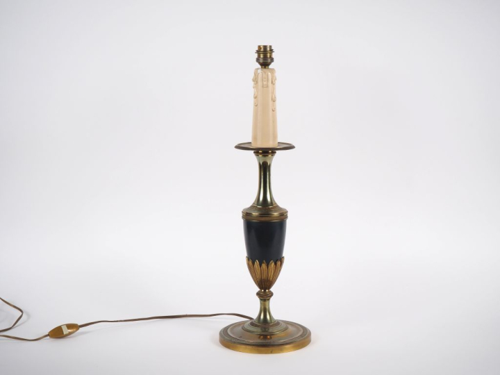 Lampe de style Empire en laiton vert et doré en forme de pique-cierge.
