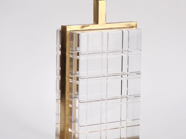 Lampe années 60 en verre et laiton doré, décor géométrique. H. 40 cm.