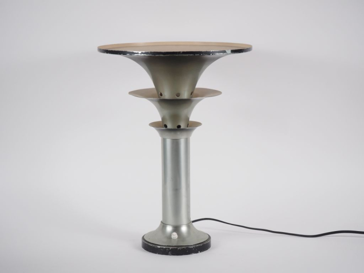 Lampe années 70 en métal chromé de forme tulipe. H. 46 cm.