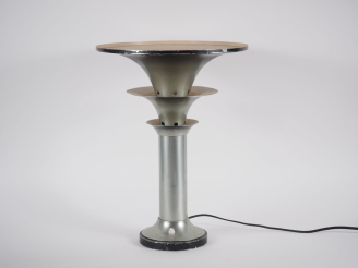 Vente aux enchères Lampe années 70 en métal chromé de forme tulipe. H. 46 cm.