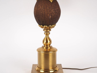 Vente aux enchères MAISON CHARLES (dans le goût de). Lampe "noix de coco" en laiton doré.