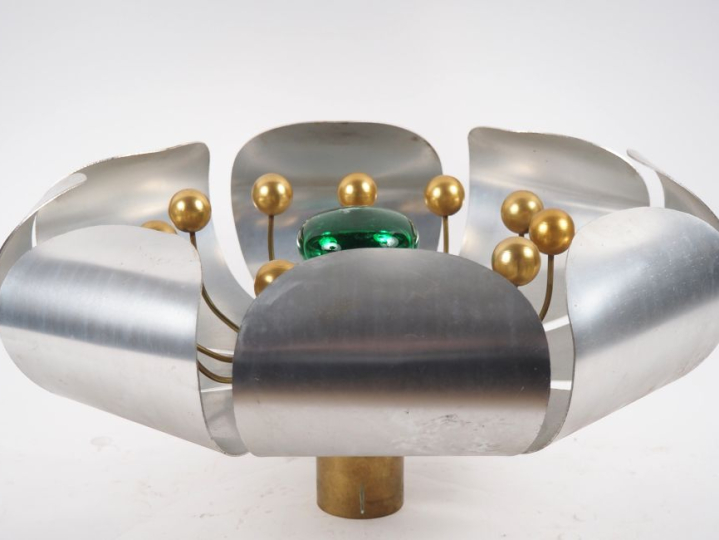 Plafonnier année 70 en métal chromé et doré figurant des pétales de fl