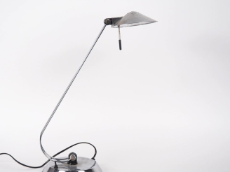 Vente aux enchères Lampe de bureau années 70 en métal chromé et composition, réglable. H.