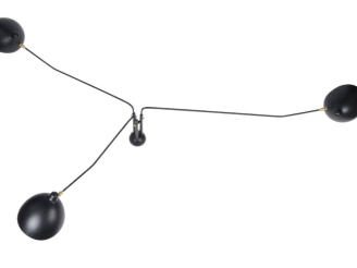 Vente aux enchères Plafonnier design en métal laqué noir, éclairant à trois lumières mobi