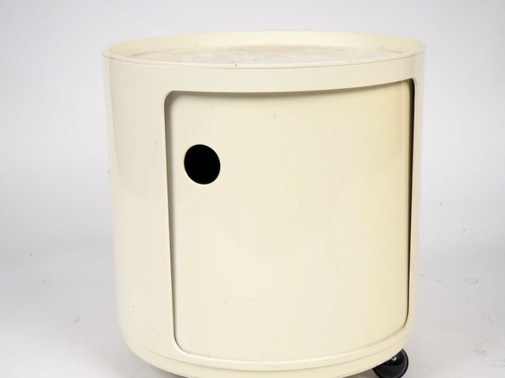 ANNA CASTELLI. Pour KARTELL.  Desserte roulante. Dim. 44 x 42 cm