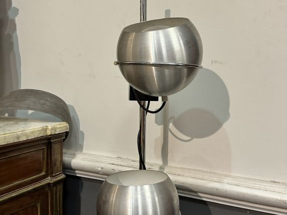 Lampadaire années 70 en métal chromé, éclairant à deux lumières amovib