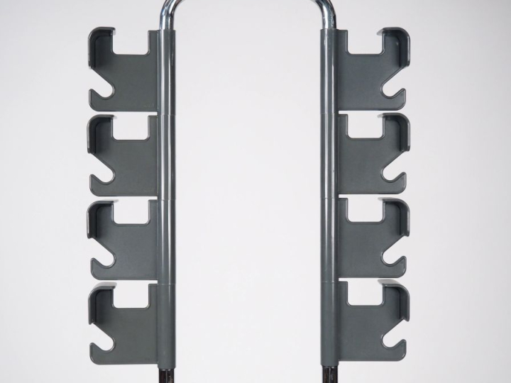 Jean Pierre VITRAC.  Porte-manteau en plastique et métal chromé. Dim. 