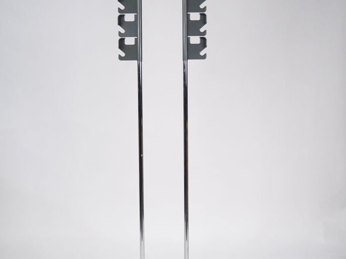 Jean Pierre VITRAC.  Porte-manteau en plastique et métal chromé. Dim. 