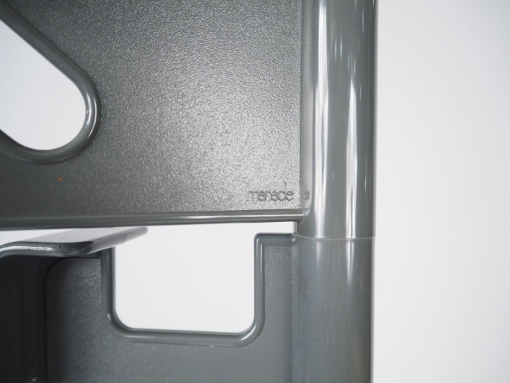 Jean Pierre VITRAC.  Porte-manteau en plastique et métal chromé. Dim. 