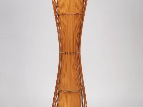 Lampadaire "Kobe" en bois et textile ajouré, piétement métallique. H. 