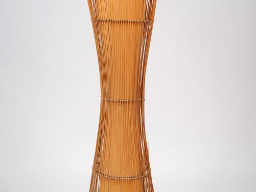 Lampadaire "Kobe" en bois et textile ajouré, piétement métallique. H. 