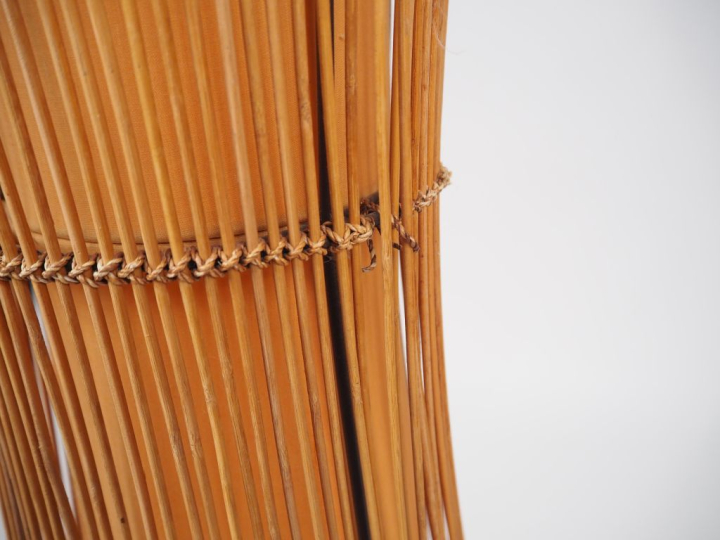 Lampadaire "Kobe" en bois et textile ajouré, piétement métallique. H. 