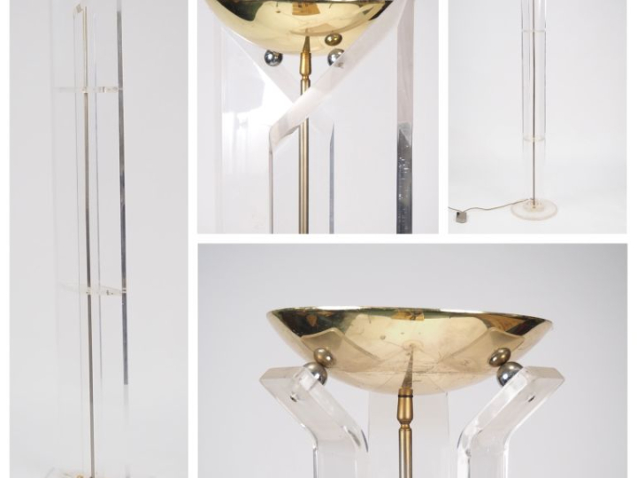 2 différents lampadaires années 70 en laiton doré et plexiglass, éclai