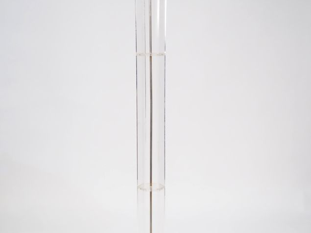 2 différents lampadaires années 70 en laiton doré et plexiglass, éclai