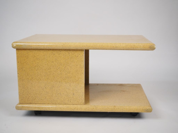 Jean Claude MAHEY.  Desserte roulante et sa lampe en composition à l'i