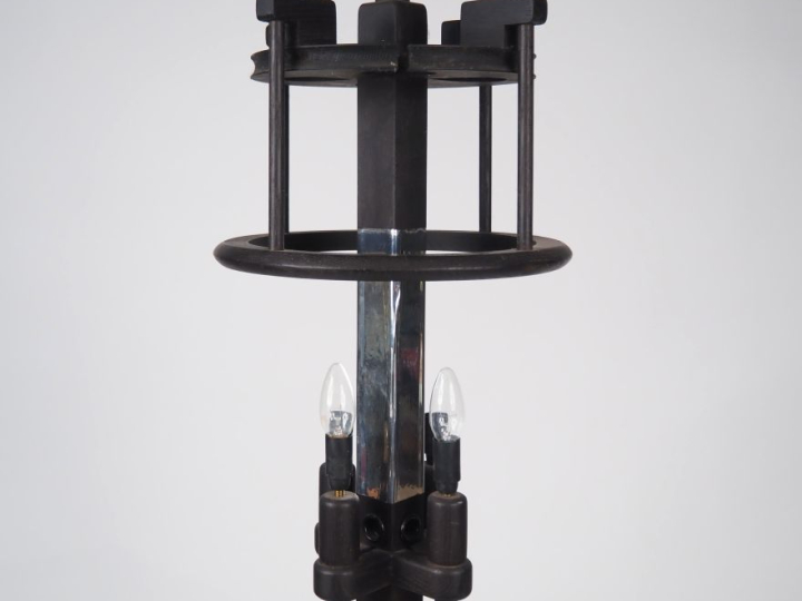 Robert GUILLERME et Jacques CHAMBON.  Lampadaire en bois noirci, éclai