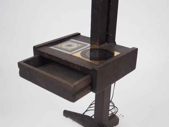 Robert GUILLERME et Jacques CHAMBON.  Lampadaire en bois noirci, éclai