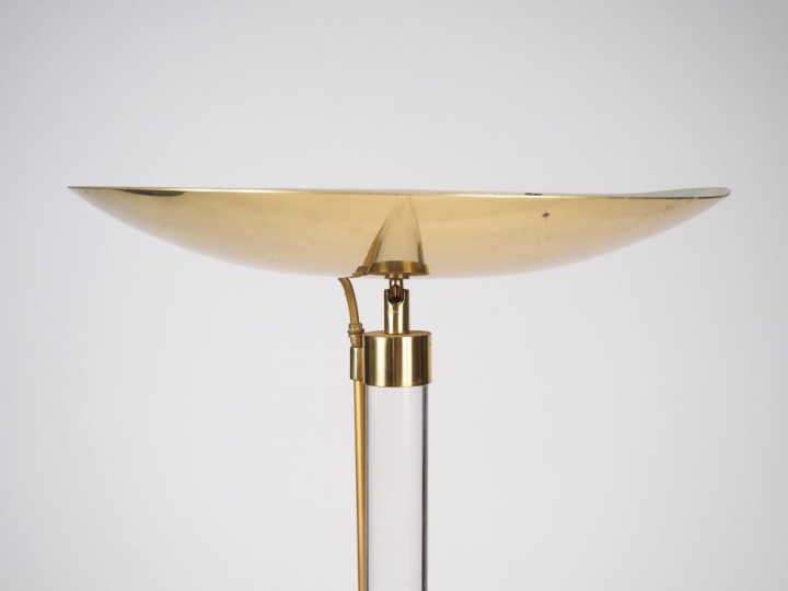 Lampadaire années 70 en laiton doré et plexiglass, fut cylindrique, éc