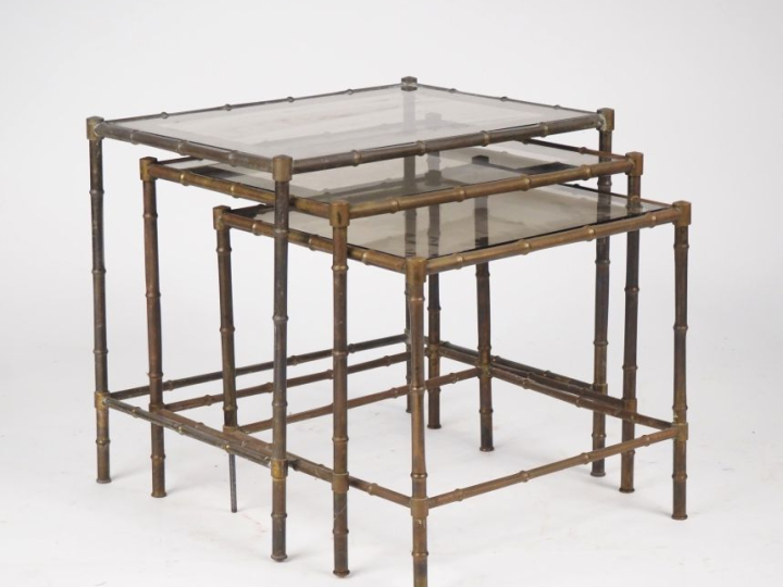 Suite de trois tables gigognes années 70 en laiton et verre, à l'imita