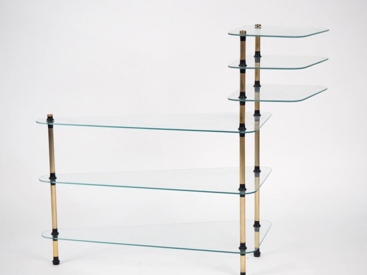 Desserte années 70 en verre et laiton, à 6 plateaux. Dim. 83 x 104 x 3