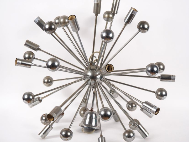 Lustre années 70 en métal chromé, à décor de sphères, éclairant à 20 l
