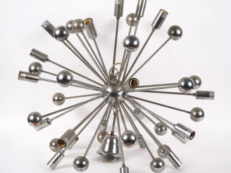 Vente aux enchères Lustre années 70 en métal chromé, à décor de sphères, éclairant à 20 l