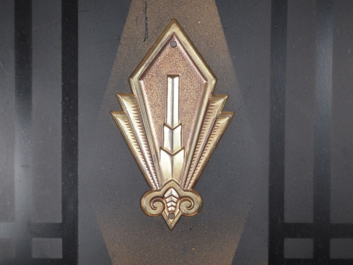 Paravent années 70 de style Art Déco en métal laqué noir et doré, à dé