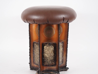 Vente aux enchères Tabouret années 60 en métal patiné et plaques de résines. H. 43 cm.